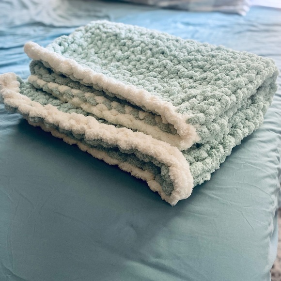 Handmade chunky knit baby blanket - Picture 3 of 5